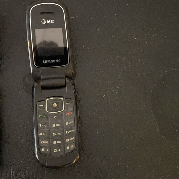 There are 5 phones here, have anyone you want or all of them they’re $25 apiece - Picture 4 of 6